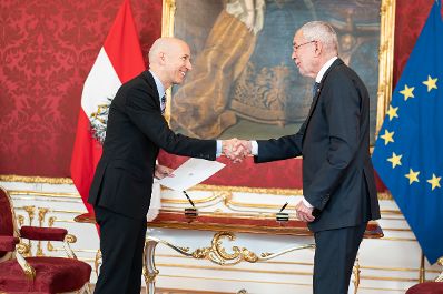 Am 11. Mai 2022 wurden Staatssekret&auml;rin Susanne Kraus-Winkler und Staatssekret&auml;r Florian Tursky angelobt. Im Bild Bundespr&auml;sident Alexander Van der Bellen (r.) und Bundesminister Martin Kocher (l.).