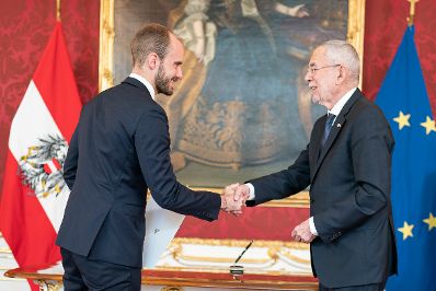 Am 11. Mai 2022 wurden Staatssekret&auml;rin Susanne Kraus-Winkler und Staatssekret&auml;r Florian Tursky (l.) angelobt. Im Bild mit Bundespr&auml;sident Alexander Van der Bellen (r.).