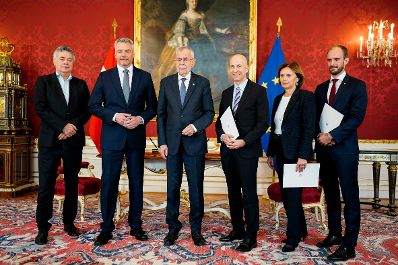 Am 11. Mai 2022 wurden Staatssekret&auml;rin Susanne Kraus-Winkler (2.v.r.) und Staatssekret&auml;r Florian Tursky (r.) angelobt. Im Bild mit Bundeskanzler Karl Nehammer (2.v.l.), Bundespr&auml;sident Alexander Van der Bellen (m.l.), Vizekanzler Werner Kogler (l.) und Bundesminister Martin Kocher (m.r.).