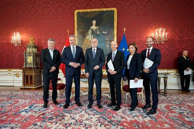 Am 11. Mai 2022 wurden Staatssekret&auml;rin Susanne Kraus-Winkler (2.v.r.) und Staatssekret&auml;r Florian Tursky (r.) angelobt. Im Bild mit Bundeskanzler Karl Nehammer (2.v.l.), Bundespr&auml;sident Alexander Van der Bellen (m.l.), Vizekanzler Werner Kogler (l.) und Bundesminister Martin Kocher (m.r.).
