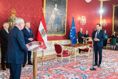 Am 18. Mai 2022 wurde Bundesminister Norbert Totschnig (r.) angelobt. Im Bild Bundespr&auml;sident Alexander van der Bellen (2.v.l.), Bundeskanzler Karl Nehammer (3.v.l.) und Vizekanzler Werner Kogler (l.).