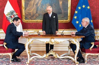 Am 18. Mai 2022 wurde Bundesminister Norbert Totschnig (l.) angelobt. Im Bild mit Bundespr&auml;sident Alexander van der Bellen (r.).