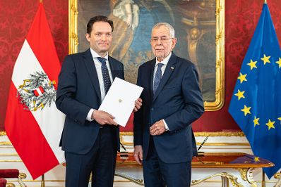 Am 18. Mai 2022 wurde Bundesminister Norbert Totschnig (l.) angelobt. Im Bild mit Bundespr&auml;sident Alexander van der Bellen (r.).