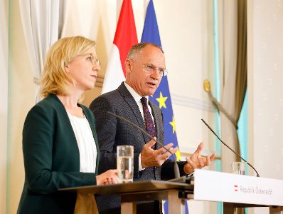Am 8. Juni 2022 nahmen Bundesministerin Leonore Gewessler (l.) und Bundesminister Gerhard Karner (r.) am Pressefoyer nach dem Ministerrat teil.