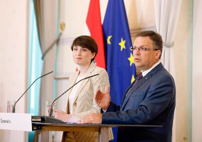 Am 22. Juni 2022 nahmen Klubobfrau Sigrid Maurer (l.) und Klubobmann August W&ouml;ginger (r.) am Pressefoyer nach dem Ministerrat teil.
