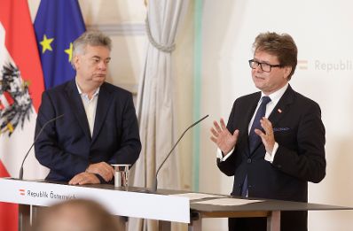 Am 29. Juni 2022 nahmen Vizekanzler Werner Kogler (l.) und Bundesminister Martin Polaschek (r.) am Pressefoyer nach dem Ministerrat teil.