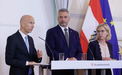 Am 6. Juli 2022 nahmen (v.l.n.r.) Bundesminister Martin Kocher, Bundeskanzler Karl Nehammer und Bundesministerin Leonore Gewessler am Pressefoyer nach dem Ministerrat teil.