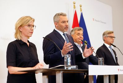 Am 27. Juli 2022 fand der Sommerministerrat der &Ouml;sterreichischen Bundesregierung statt. Im Bild (v.l.n.r.) Bundesministerin Leonore Gewessler, Bundeskanzler Karl Nehammer, Vizekanzler Werner Kogler und Bundesminister Magnus Brunner bei der Pressekonferenz.
