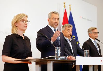Am 27. Juli 2022 fand der Sommerministerrat der &Ouml;sterreichischen Bundesregierung statt. Im Bild (v.l.n.r.) Bundesministerin Leonore Gewessler, Bundeskanzler Karl Nehammer, Vizekanzler Werner Kogler und Bundesminister Magnus Brunner bei der Pressekonferenz.