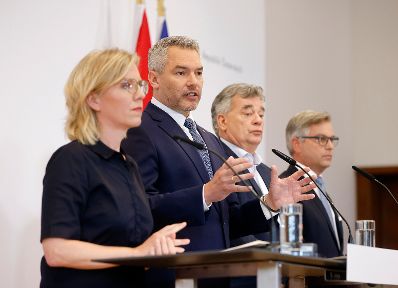 Am 27. Juli 2022 fand der Sommerministerrat der &Ouml;sterreichischen Bundesregierung statt. Im Bild (v.l.n.r.) Bundesministerin Leonore Gewessler, Bundeskanzler Karl Nehammer, Vizekanzler Werner Kogler und Bundesminister Magnus Brunner bei der Pressekonferenz.