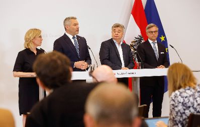 Am 27. Juli 2022 fand der Sommerministerrat der &Ouml;sterreichischen Bundesregierung statt. Im Bild (v.l.n.r.) Bundesministerin Leonore Gewessler, Bundeskanzler Karl Nehammer, Vizekanzler Werner Kogler und Bundesminister Magnus Brunner bei der Pressekonferenz.