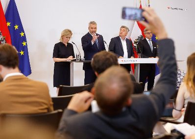 Am 27. Juli 2022 fand der Sommerministerrat der &Ouml;sterreichischen Bundesregierung statt. Im Bild (v.l.n.r.) Bundesministerin Leonore Gewessler, Bundeskanzler Karl Nehammer, Vizekanzler Werner Kogler und Bundesminister Magnus Brunner bei der Pressekonferenz.