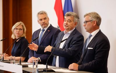 Am 27. Juli 2022 fand der Sommerministerrat der &Ouml;sterreichischen Bundesregierung statt. Im Bild (v.l.n.r.) Bundesministerin Leonore Gewessler, Bundeskanzler Karl Nehammer, Vizekanzler Werner Kogler und Bundesminister Magnus Brunner bei der Pressekonferenz.