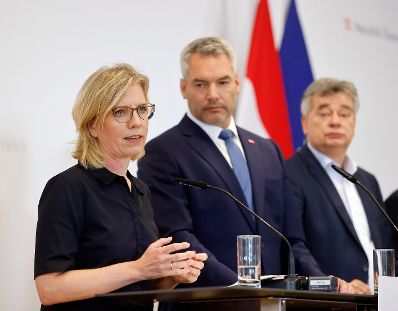 Am 27. Juli 2022 fand der Sommerministerrat der &Ouml;sterreichischen Bundesregierung statt. Im Bild (v.l.n.r.) Bundesministerin Leonore Gewessler, Bundeskanzler Karl Nehammer und Vizekanzler Werner Kogler bei der Pressekonferenz.
