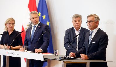 Am 27. Juli 2022 fand der Sommerministerrat der &Ouml;sterreichischen Bundesregierung statt. Im Bild (v.l.n.r.) Bundesministerin Leonore Gewessler, Bundeskanzler Karl Nehammer, Vizekanzler Werner Kogler und Bundesminister Magnus Brunner bei der Pressekonferenz.