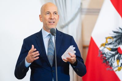 Am 05. Oktober 2022 nahmen Bundesminister Martin Kocher (im Bild) und Bundesminister Johannes Rauch am Doorstep vor dem Ministerrat teil.