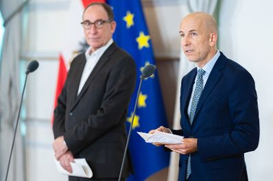 Am 05. Oktober 2022 nahmen Bundesminister Martin Kocher (r.) und Bundesminister Johannes Rauch (l.) am Doorstep vor dem Ministerrat teil.