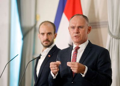 Am 19. Oktober 2022 nahmen Bundesminister Gerhard Karner (r.) und Staatssekret&auml;r Florian Tursky (l.) am Pressefoyer nach dem Ministerrat teil. Im Bild bei der Pr&auml;sentation des digitalen F&uuml;hrerscheins.