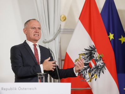 Am 19. Oktober 2022 nahmen Bundesminister Gerhard Karner (im Bild) und Staatssekret&auml;r Florian Tursky am Pressefoyer nach dem Ministerrat teil. Im Bild bei der Pr&auml;sentation des digitalen F&uuml;hrerscheins.