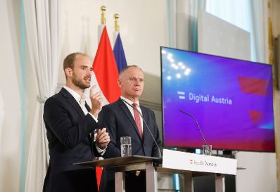 Am 19. Oktober 2022 nahmen Bundesminister Gerhard Karner (r.) und Staatssekret&auml;r Florian Tursky (l.) am Pressefoyer nach dem Ministerrat teil. Im Bild bei der Pr&auml;sentation des digitalen F&uuml;hrerscheins.
