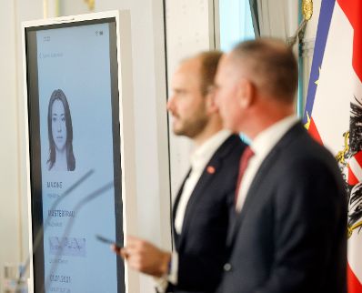 Am 19. Oktober 2022 nahmen Bundesminister Gerhard Karner (r.) und Staatssekret&auml;r Florian Tursky (l.) am Pressefoyer nach dem Ministerrat teil. Im Bild bei der Pr&auml;sentation des digitalen F&uuml;hrerscheins.