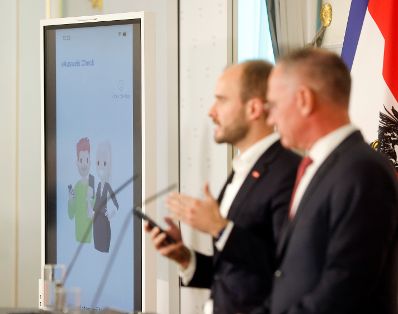 Am 19. Oktober 2022 nahmen Bundesminister Gerhard Karner (r.) und Staatssekret&auml;r Florian Tursky (l.) am Pressefoyer nach dem Ministerrat teil. Im Bild bei der Pr&auml;sentation des digitalen F&uuml;hrerscheins.