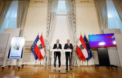 Am 19. Oktober 2022 nahmen Bundesminister Gerhard Karner (r.) und Staatssekret&auml;r Florian Tursky (l.) am Pressefoyer nach dem Ministerrat teil. Im Bild bei der Pr&auml;sentation des digitalen F&uuml;hrerscheins.