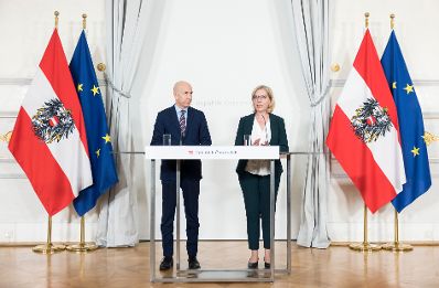 Am 2. November 2022 nahmen Bundesminister Martin Kocher (l.) und Bundesministerin Leonore Gewessler (r.) am Pressefoyer nach dem Ministerrat teil.