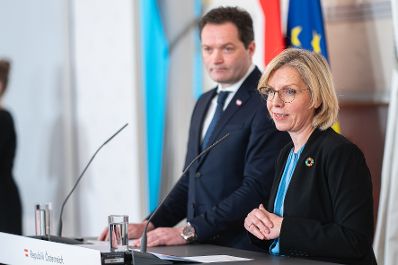 Am 07. Dezember 2022 nahmen Bundesministerin Leonore Gewessler (r.) und Bundesminister Norbert Totschnig (l.) am Pressefoyer nach dem Ministerrat teil.