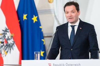 Am 07. Dezember 2022 nahmen Bundesministerin Leonore Gewessler und Bundesminister Norbert Totschnig (im Bild) am Pressefoyer nach dem Ministerrat teil.