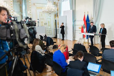 Am 07. Dezember 2022 nahmen Bundesministerin Leonore Gewessler (r.) und Bundesminister Norbert Totschnig (l.) am Pressefoyer nach dem Ministerrat teil.