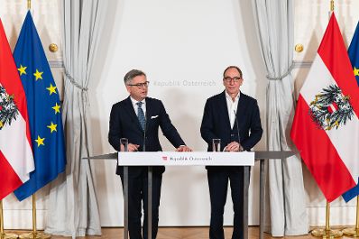 Am 14. Dezember 2022 nahmen Bundesminister Magnus Brunner (l.) und Bundesminister Johannes Rauch (r.) am Pressefoyer nach dem Ministerrat teil.