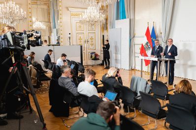 Am 14. Dezember 2022 nahmen Bundesminister Magnus Brunner (l.) und Bundesminister Johannes Rauch (r.) am Pressefoyer nach dem Ministerrat teil.