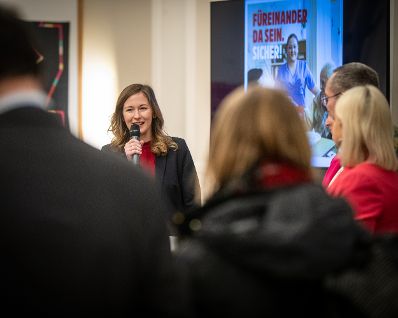 Am 19. Dezember 2022 nahmen Staatssekret&auml;rin Claudia Plakolm (im Bild), Bundesministerin Klaudia Tanner und Bundesminister Johannes Rauch Veranstaltung &bdquo;1 Jahr GECKO&ldquo; teil.