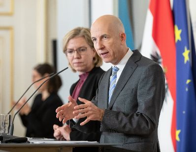 Am 22. Dezember 2022 nahmen Bundesminister Martin Kocher (r.) und Bundesministerin Leonore Gewessler (l.) an der Pressekonferenz zum Thema Unterst&uuml;tzung bei hohen Energiekosten und Energieeffizienz teil.