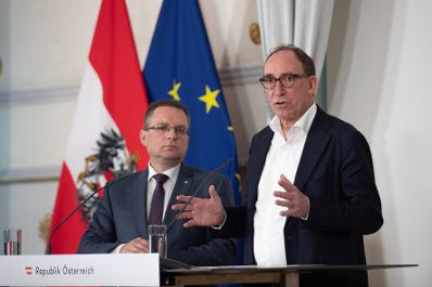 Am 22. M&auml;rz 2023 nahmen Bundesminister Johannes Rauch (r.) und Klubobmann August W&ouml;ginger (l.) am Pressefoyer nach dem Ministerrat teil.