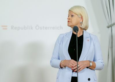 Am 12. April 2023 nahmen Bundesministerin Leonore Gewessler und Bundesministerin Klaudia Tanner (im Bild) am Doorstep vor dem Ministerrat teil.