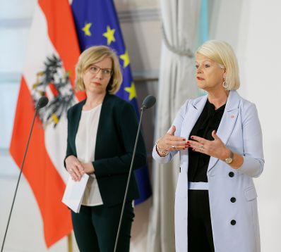 Am 12. April 2023 nahmen Bundesministerin Leonore Gewessler (l.) und Bundesministerin Klaudia Tanner (r.) am Doorstep vor dem Ministerrat teil.