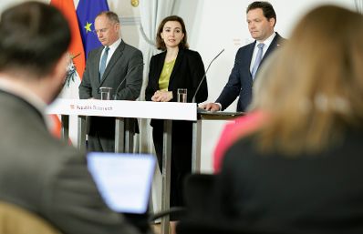 Am 12. April 2023 nahmen Bundesministerin Alma Zadic (m.), Bundesminister Gerhard Karner (l.) und Bundesminister Norbert Totschnig (r.) am Pressefoyer nach dem Ministerrat teil.