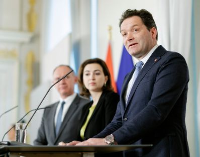 Am 12. April 2023 nahmen Bundesministerin Alma Zadic (m.), Bundesminister Gerhard Karner (l.) und Bundesminister Norbert Totschnig (r.) am Pressefoyer nach dem Ministerrat teil.