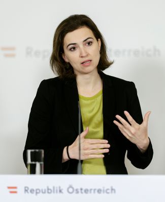 Am 12. April 2023 nahmen Bundesministerin Alma Zadic (im Bild), Bundesminister Gerhard Karner und Bundesminister Norbert Totschnig am Pressefoyer nach dem Ministerrat teil.