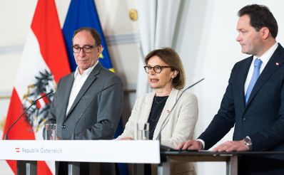 Am 19. April 2023 nahmen Bundesminister Norbert Totschnig (r.), Bundesminister Johannes Rauch (l.) und Staatssekret&auml;rin Susanne Kraus-Winkler (m.) am Pressefoyer nach dem Ministerrat teil.