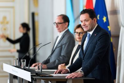 Am 19. April 2023 nahmen Bundesminister Norbert Totschnig (r.), Bundesminister Johannes Rauch (l.) und Staatssekret&auml;rin Susanne Kraus-Winkler (m.) am Pressefoyer nach dem Ministerrat teil.