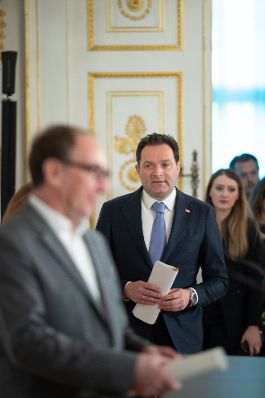 Am 19. April 2023 nahmen Bundesminister Norbert Totschnig (m.), Bundesminister Johannes Rauch (l.) und Staatssekret&auml;rin Susanne Kraus-Winkler am Pressefoyer nach dem Ministerrat teil.