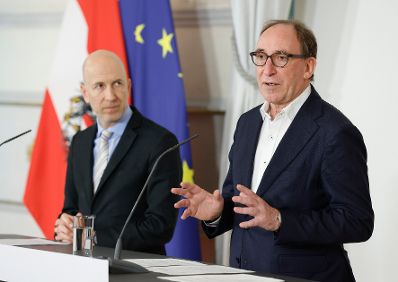 Am 26. April 2023 nahmen Bundesminister Johannes Rauch (r.) und Bundesminister Martin Kocher (l.) am Pressefoyer nach dem Ministerrat teil.