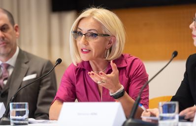 Am 27. April 2023 lud das Bundeskanzleramt anl&auml;sslich der Pr&auml;sentation des Berichts &bdquo;Gesellschaftlicher Zusammenhalt und Segregation &ndash; Eine Bestandsaufnahme zu Integration und Desintegration in &Ouml;sterreich&ldquo; zu einem Fachgespr&auml;ch mit Experten. Im Bild Emina Saric.