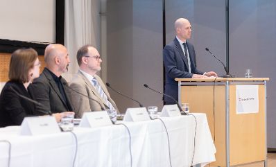Am 27. April 2023 lud das Bundeskanzleramt anl&auml;sslich der Pr&auml;sentation des Berichts &bdquo;Gesellschaftlicher Zusammenhalt und Segregation &ndash; Eine Bestandsaufnahme zu Integration und Desintegration in &Ouml;sterreich&ldquo; zu einem Fachgespr&auml;ch mit Experten. Im Bild Stephan Marik-Lebeck (2.v.r.), Marianne H&ouml;hl und Kenan G&uuml;ng&ouml;r (2.v.l.).