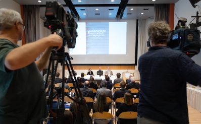 Am 27. April 2023 lud das Bundeskanzleramt anl&auml;sslich der Pr&auml;sentation des Berichts &bdquo;Gesellschaftlicher Zusammenhalt und Segregation &ndash; Eine Bestandsaufnahme zu Integration und Desintegration in &Ouml;sterreich&ldquo; zu einem Fachgespr&auml;ch mit Experten.