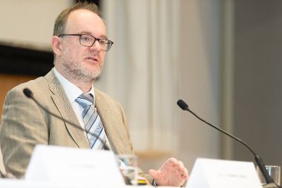 Am 27. April 2023 lud das Bundeskanzleramt anl&auml;sslich der Pr&auml;sentation des Berichts &bdquo;Gesellschaftlicher Zusammenhalt und Segregation &ndash; Eine Bestandsaufnahme zu Integration und Desintegration in &Ouml;sterreich&ldquo; zu einem Fachgespr&auml;ch mit Experten. Im Bild Stephan Marik-Lebeck.