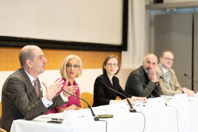 Am 27. April 2023 lud das Bundeskanzleramt anl&auml;sslich der Pr&auml;sentation des Berichts &bdquo;Gesellschaftlicher Zusammenhalt und Segregation &ndash; Eine Bestandsaufnahme zu Integration und Desintegration in &Ouml;sterreich&ldquo; zu einem Fachgespr&auml;ch mit Experten. Im Bild Kenan G&uuml;ng&ouml;r (2.v.r.), Emina Saric (2.v.l.), Marianne H&ouml;hl (m.) und Peter Hajek (l.) und Stephan Marik-Lebeck (r.).